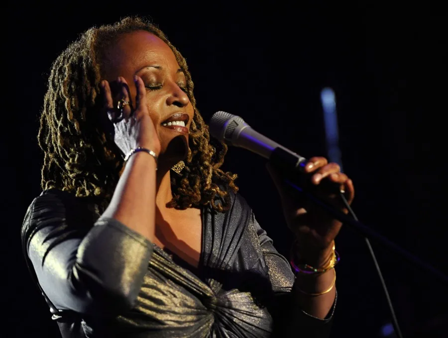 Cassandra Wilson, la cantante que revolucionó el jazz con fusiones, muere a los 70 años Cassandra Wilson