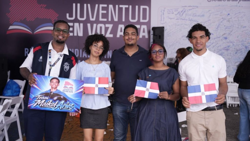 Estudiantes dominicanos inspiran a nuevas generaciones con récord mundial de lectura continua
