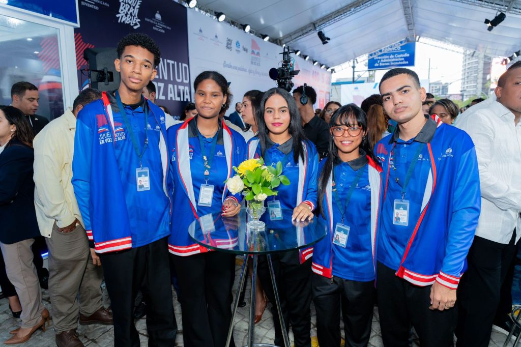 Cinco jóvenes dominicanos asumen el reto de recuperar un Récord Guinness de lectura en voz alta Récord Guinness