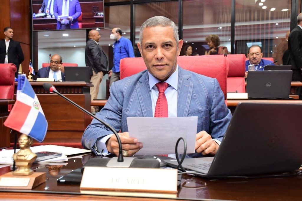 Senador Franklin Romero pide investigar posibles violaciones de los derechos de los internos en cárceles dominicanas Senador Franklin Romero