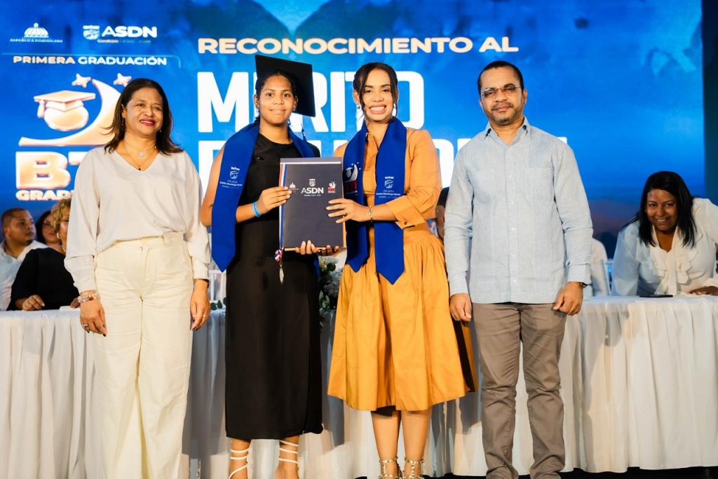 ITLA entrega 800 becas de Educación Continua durante primera graduación del programa BTI