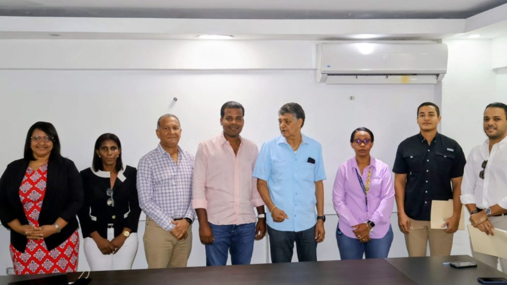 Alcalde Francisco Peña anuncia construcción de calles y aceras en diversos sectores de SDO