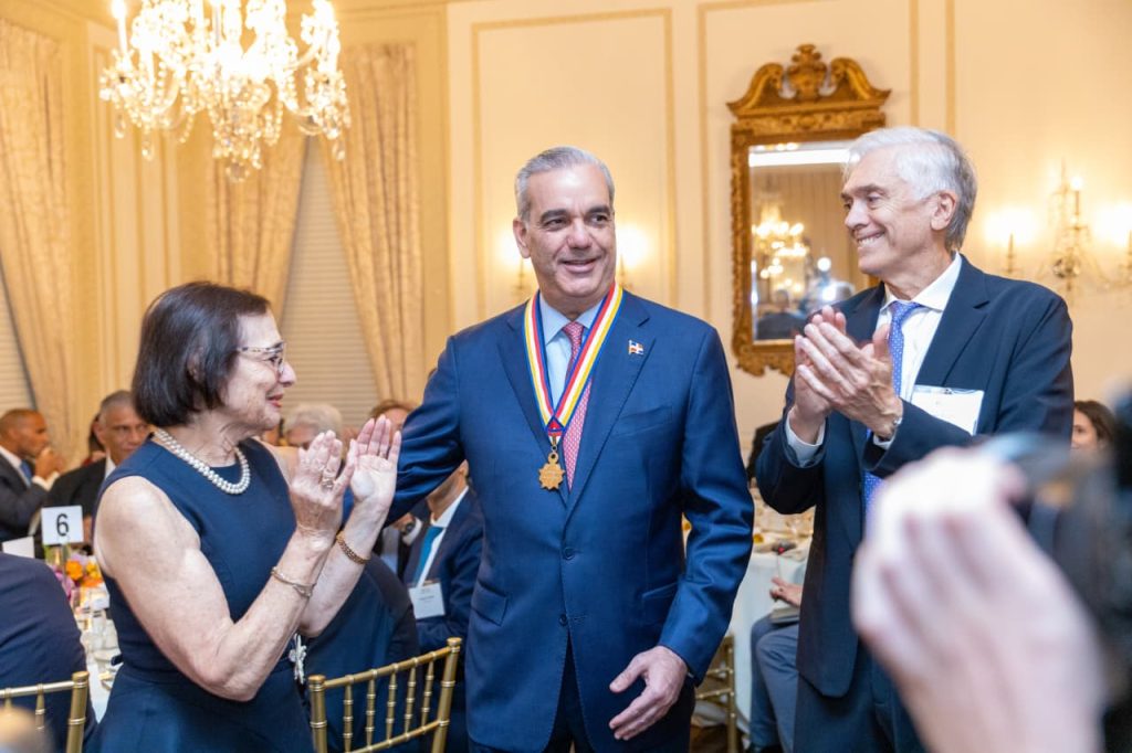 Presidente Abinader es reconocido con Insignia de Oro, por liderazgo e impacto de su gestión en RD y el hemisferio