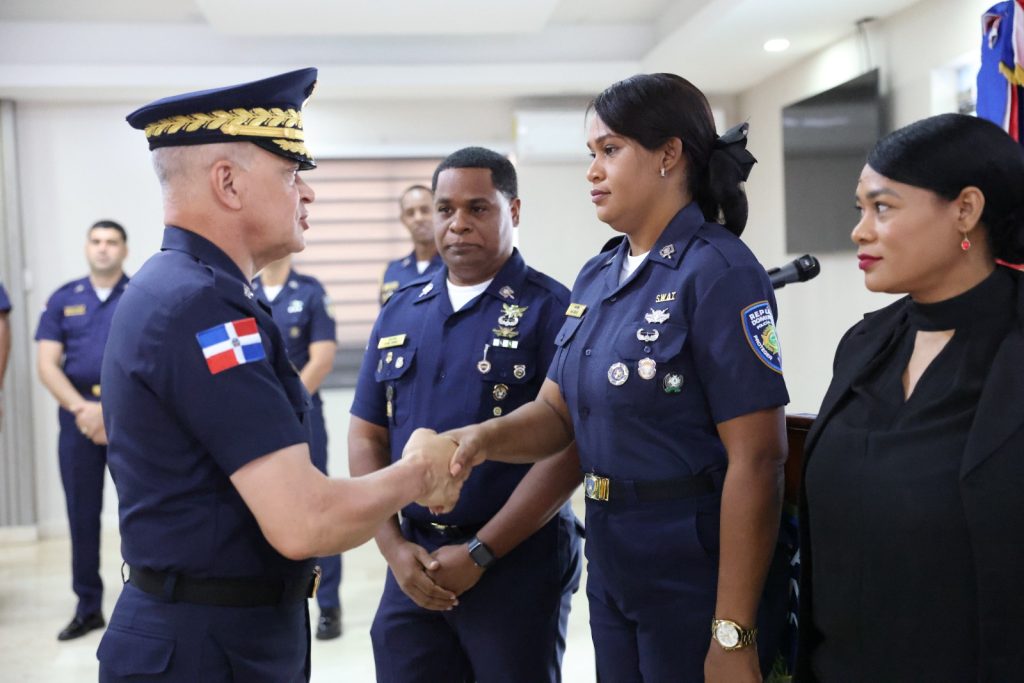 Director general de la Policía Nacional se reencuentra con oficiales que graduó hace años como director de la antigua Academia “2 de Marzo”