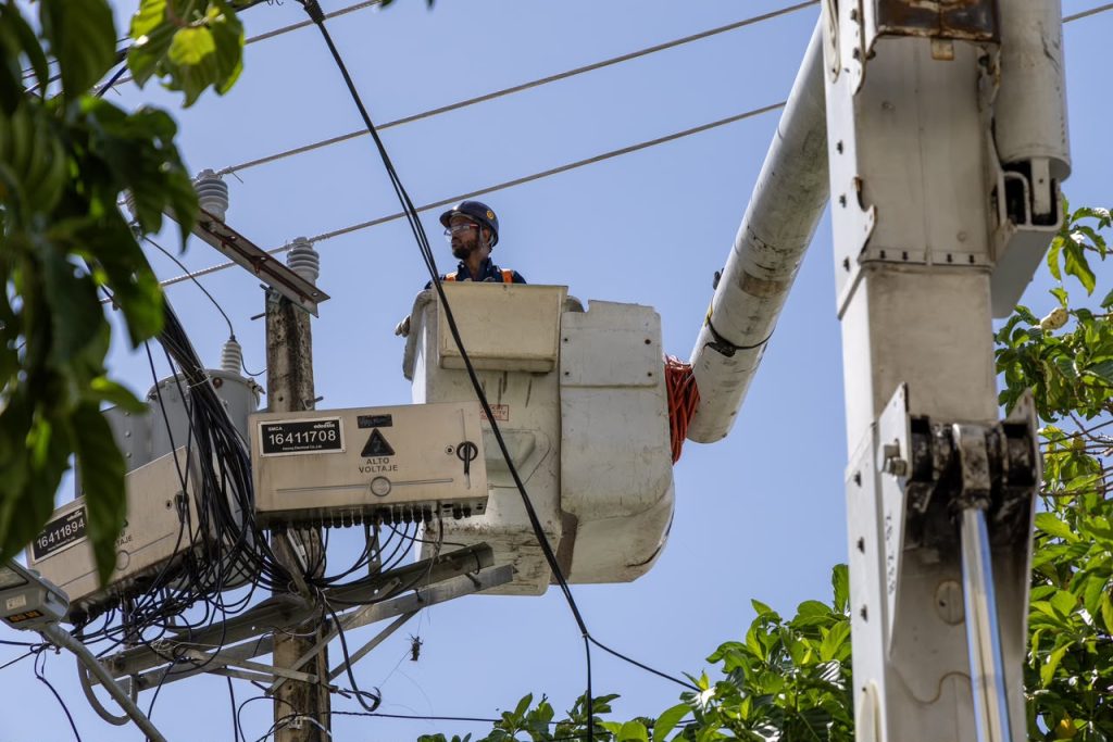 EDEEste trabaja para normalizar servicio eléctrico en sectores del circuito 9 de Capotillo