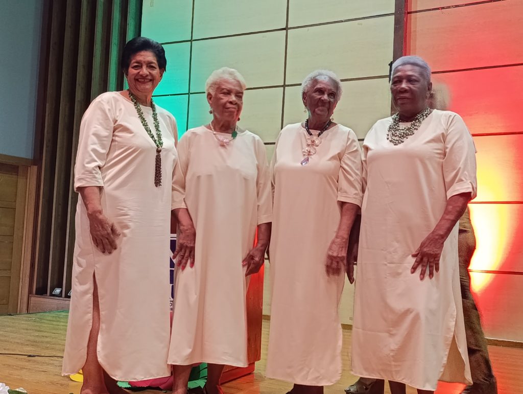 Adultas mayores participan en pasarela de modas “Raíces de Sabiduría”