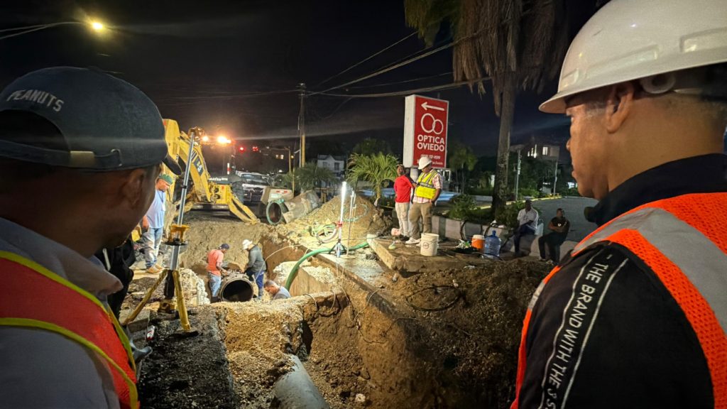 Coraasan concluye instalación de válvula en tubería matriz ubicada en la carretera Luperón