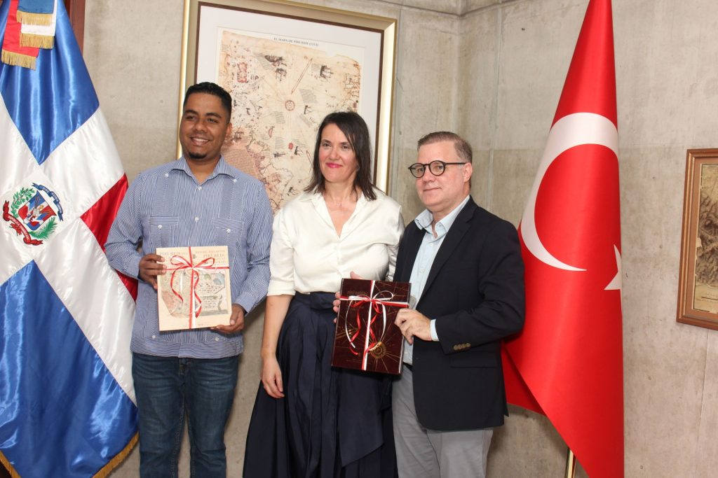 Embajada de Turquía dona réplica del mapamundi de Piri Reis al Faro a Colón