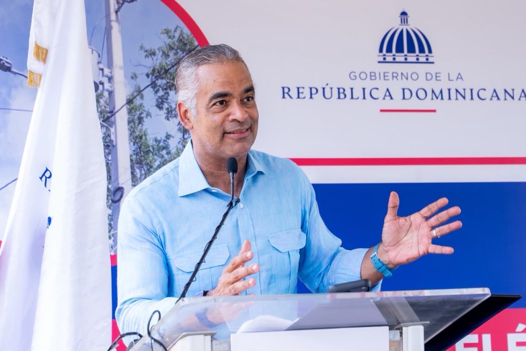 Energía y Minas lleva electricidad a 121 familias del Mogote y anuncia nuevas obras eléctricas en Monte Plata
