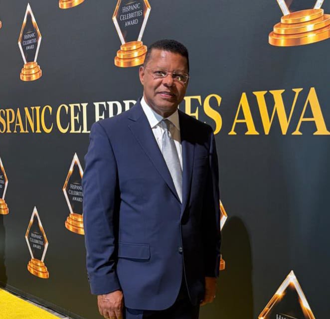 Dany Alcántara recibe en Miami el premio nuevo líder de los medios de comunicación de RD