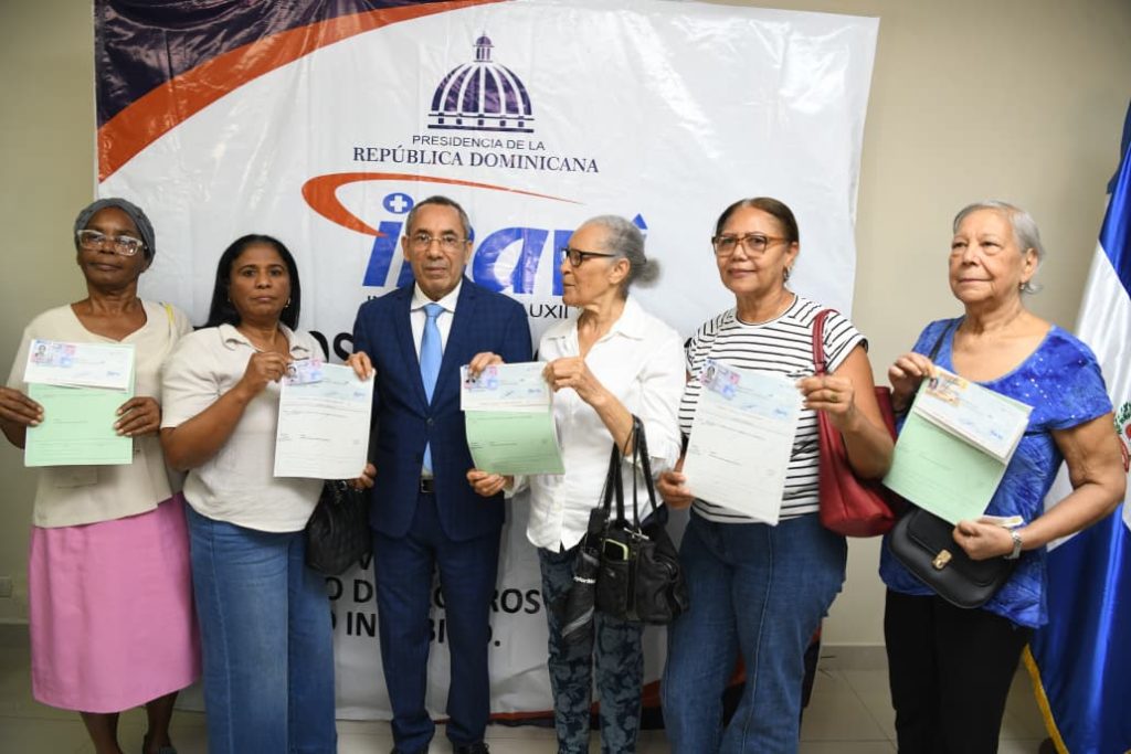 INAVI entrega cheques por indemnización a mas de 800 exservidores públicos