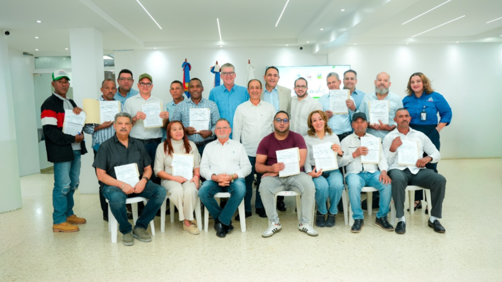 Gobierno entrega RD 30 millones en bonos para tecnificar riego a 17 productores de leche bonos